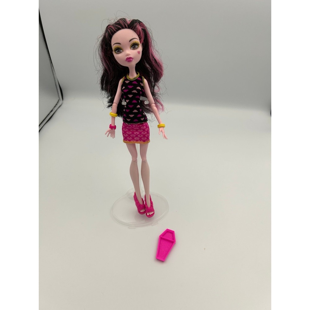 Monster High Creepateria Draculaura fashion doll